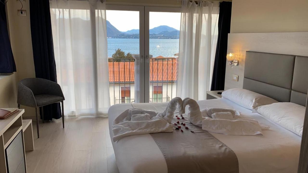 Zimmer mit Kingsize-Bett und Seeblick